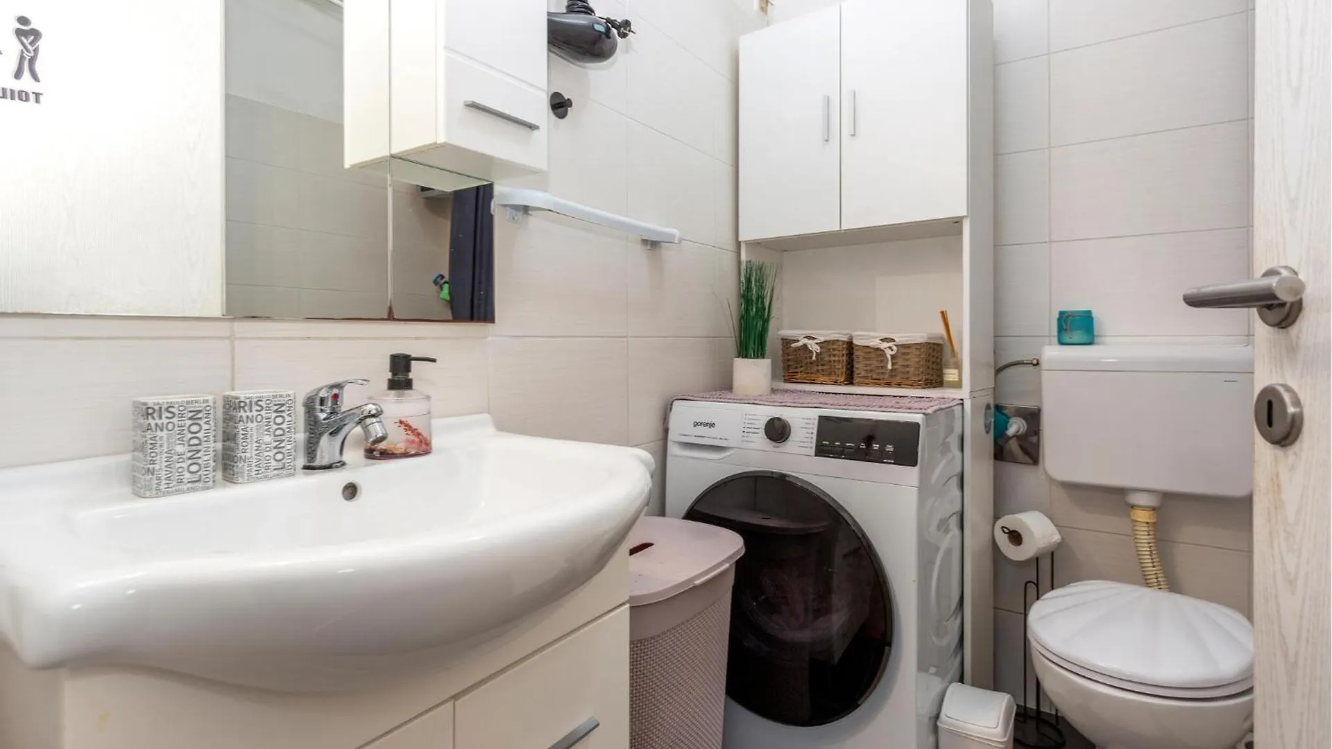 3 Bedroom Beautiful Apartment In غييكا 0*,