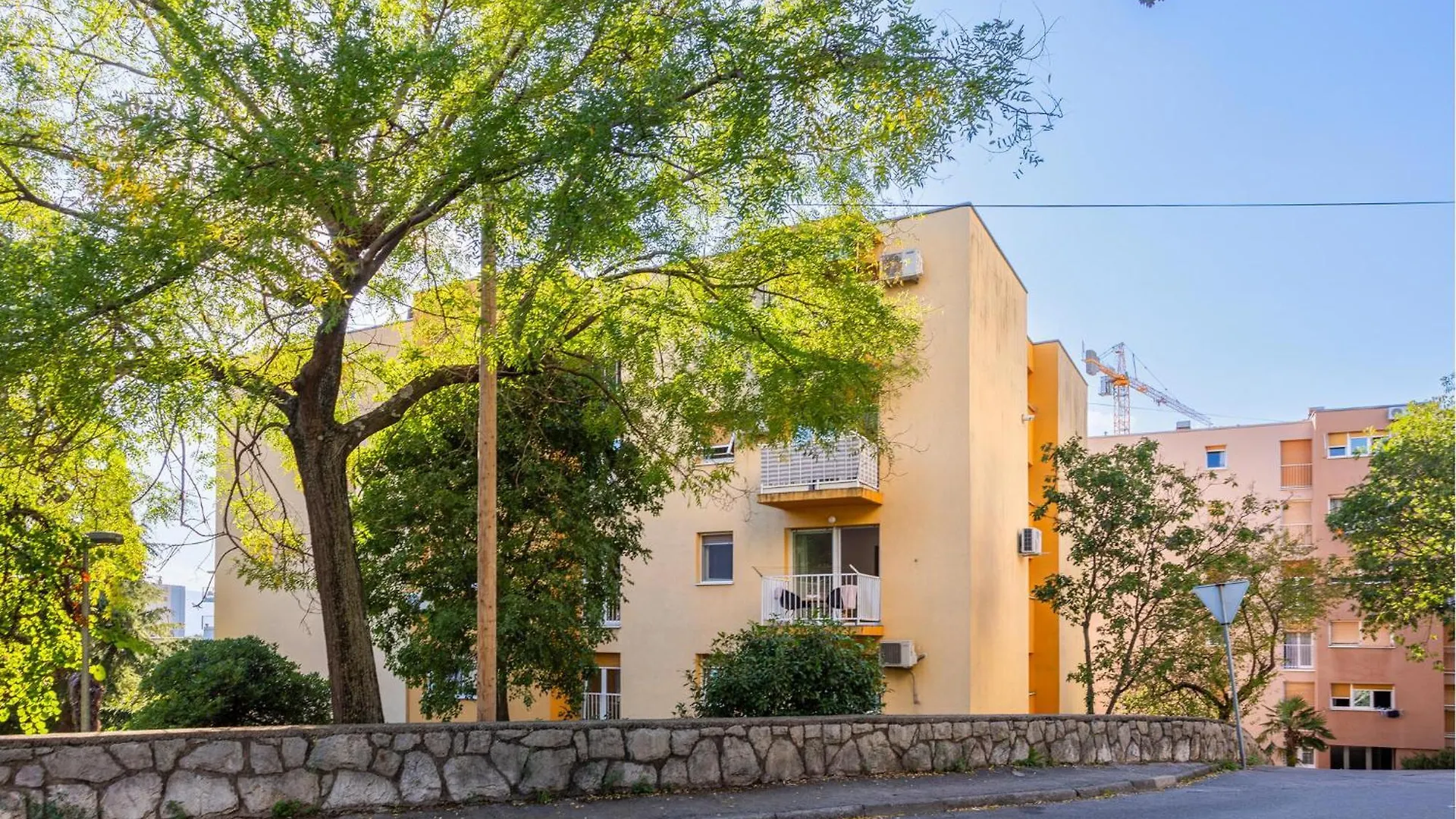3 Bedroom Beautiful Apartment In غييكا